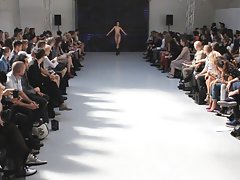 Katsella pornoa suoraan utelias tyttö