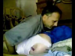 Ebony porno videoita nuori meni kylpyhuoneeseen ja unohti sulkea oven